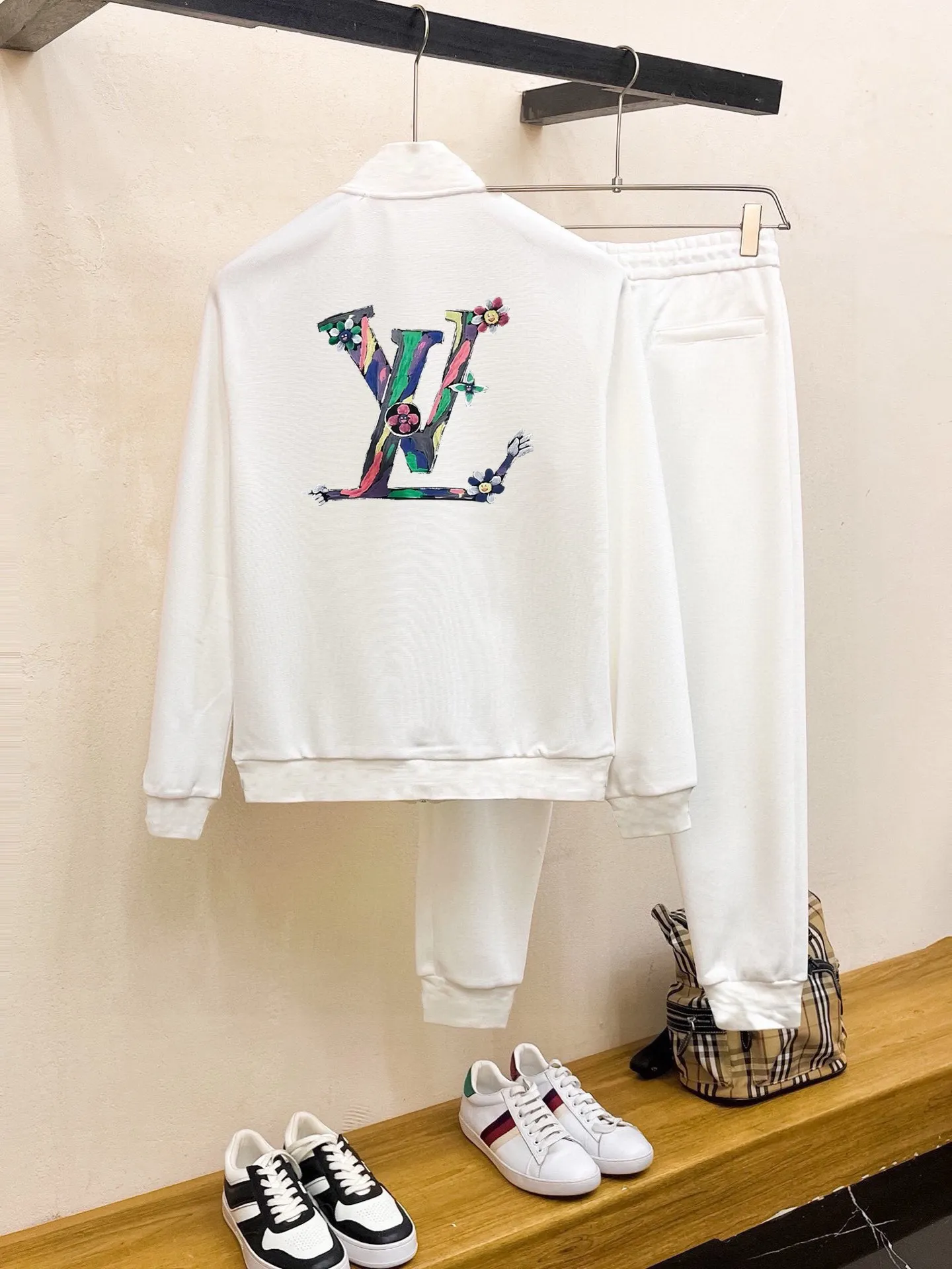 🅿️420 direct batch [LV Louis Vuitton] (Fat Man Gospel) hot-selling suit is coming. Focus on the original version of the official website. 2025 new hot-selling cardigan and sweatshirt suit. The original order is the best. 🇭🇰The meticulous work of top designers. Just for a fitting and perfect upper body effect. 100% natural high-quality Roman cotton, close-fitting comfort, noble and elegant! Original hardware embodies elegance and nobility! Counter size: M-5XL (maximum wear up to 220 pounds)